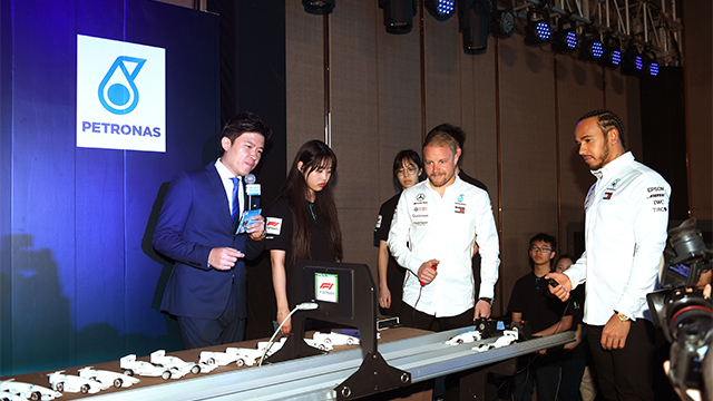 F1车手与F1 in School学生选手现场互动.jpg