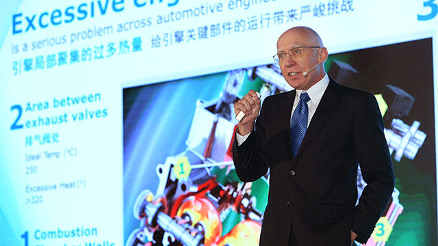 马石油润滑油首席技术官Eric G.Holthusen进行产品讲解.jpg